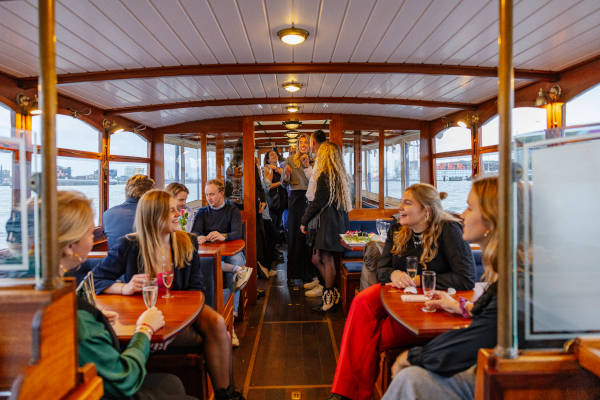 Samen een drankje doen op de boot