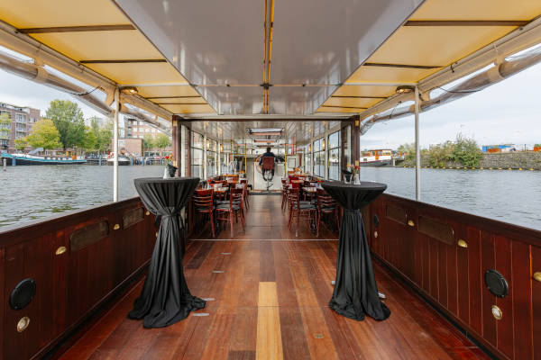 Statafels op de boot