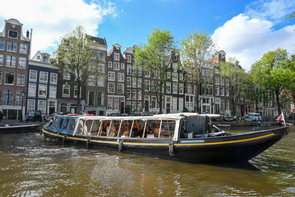 Varen door de grachten van Amsterdam