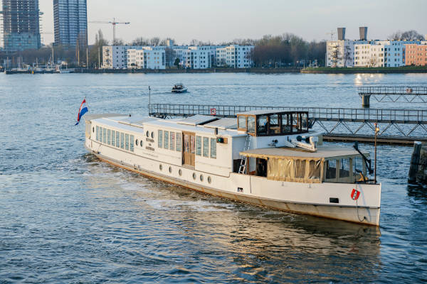 De boot is aan het varen