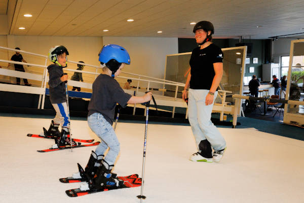 Skischool Oosterhout: Kinderen krijgen les