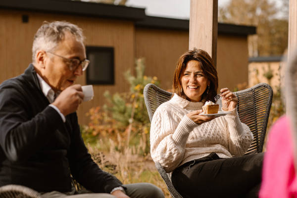 Buiten in de zon koffie drinken