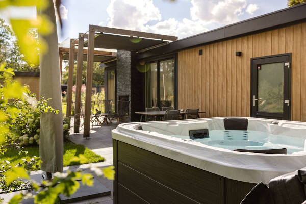 Mooi Twente Lodges: Jacuzzi bij de lodge