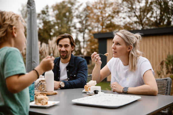 Samen taart eten bij de lodge