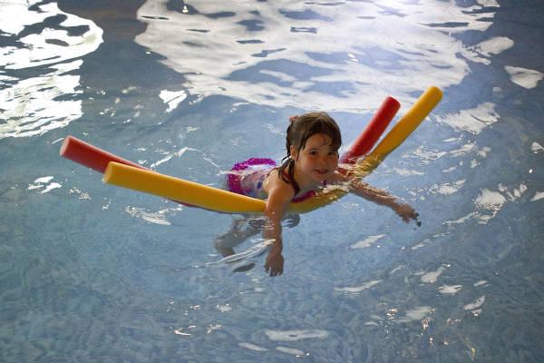 Meisje is aan het zwemmen in het water