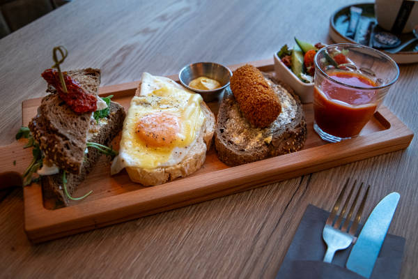 Eten geserveerd op een plank