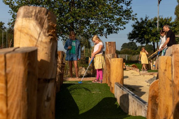 Kinderen spelen een potje minigolf