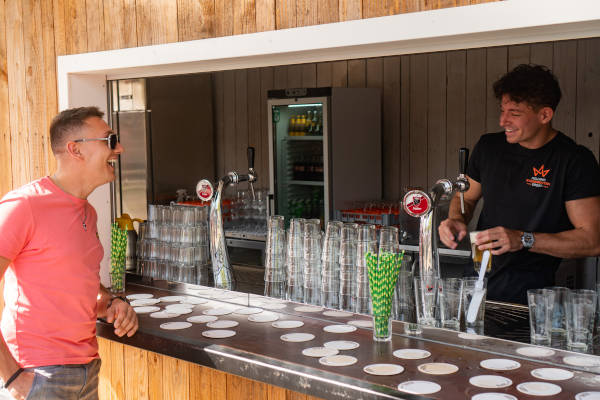 Drankje halen bij de bar