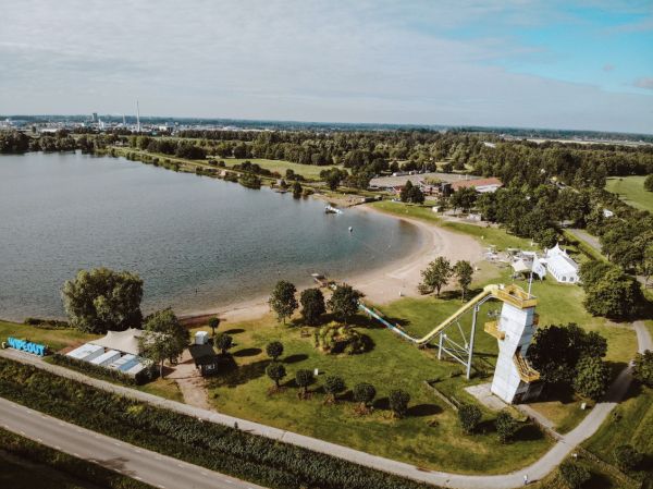 Bovenaanzicht terrein met glijbaan