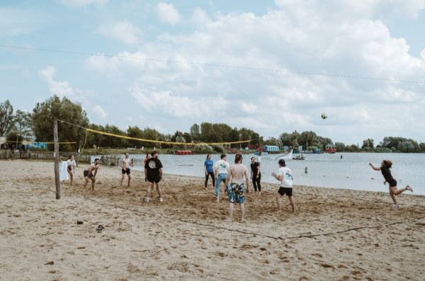 Volleyballen of het zand
