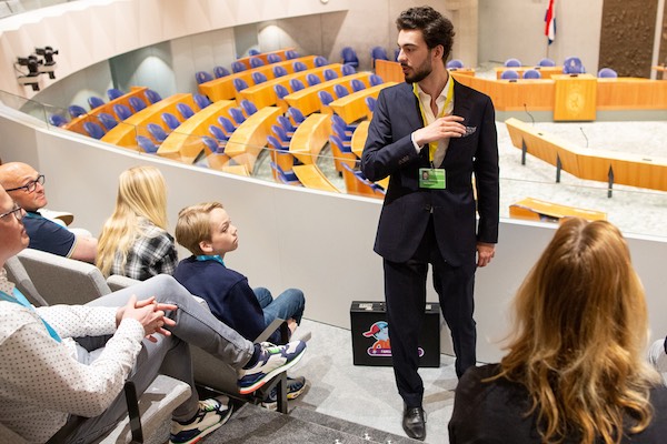 De enthousiaste gids verteld over de Tweede Kamer