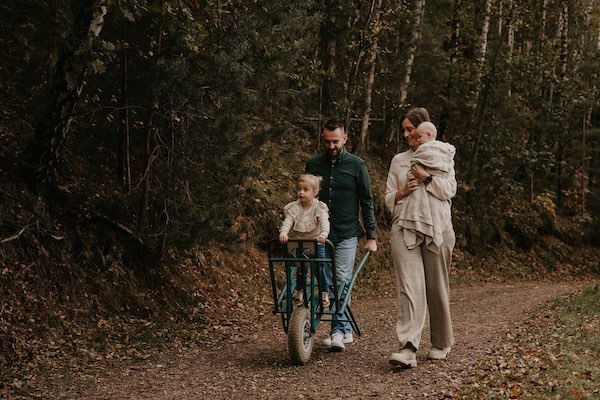 Maak samen een wandeling in het bos