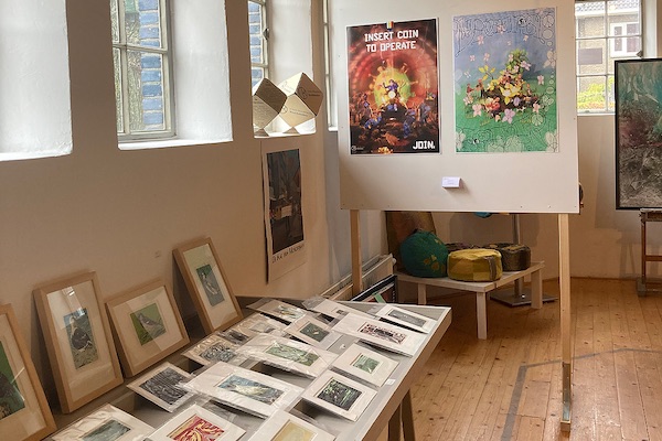 Er zijn allerlei kaarten te koop bij DOAS Pop-Up-Gallery