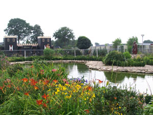 Vijver burcht Vogelpark de Lorkeershoeve