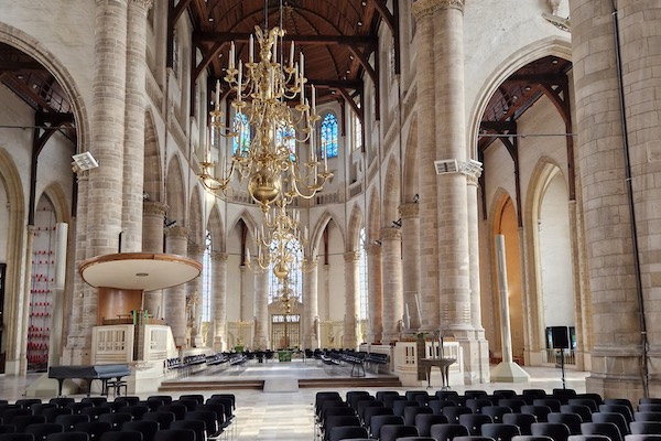 De grote kroonluchter in de kerk