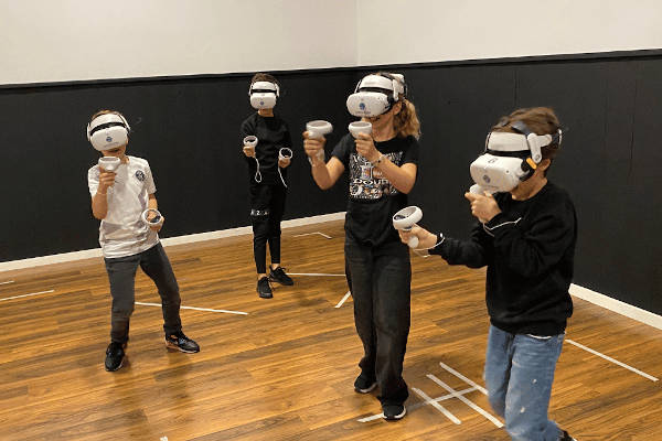 Kinderen spelen een VR game