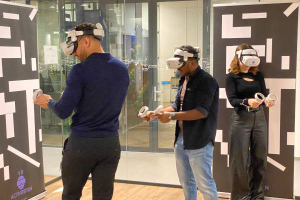 Mensen spelen een VR game met een VR bril op
