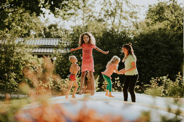 Kinderen springen op de airtrampoline