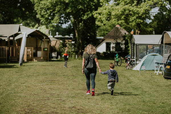 Samen lopen over de camping