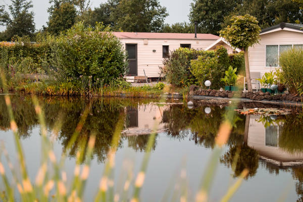 Camping Si-Es-An: Water naast de huisjes