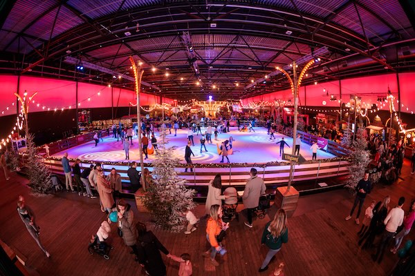 Schaats rondjes op de mooie schaatsbaan in de Brabanthallen