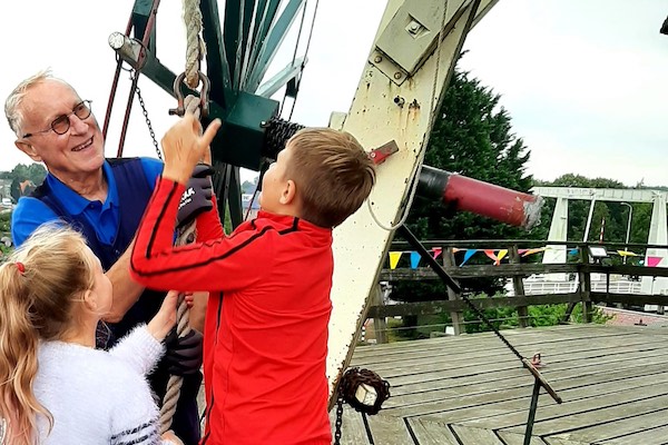 Bewonder de wieken van de molen van dichtbij