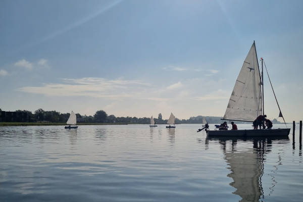 Zeilboten op het water