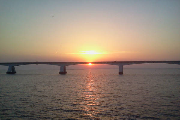 Zonsondergang bij de Zeelandbrug