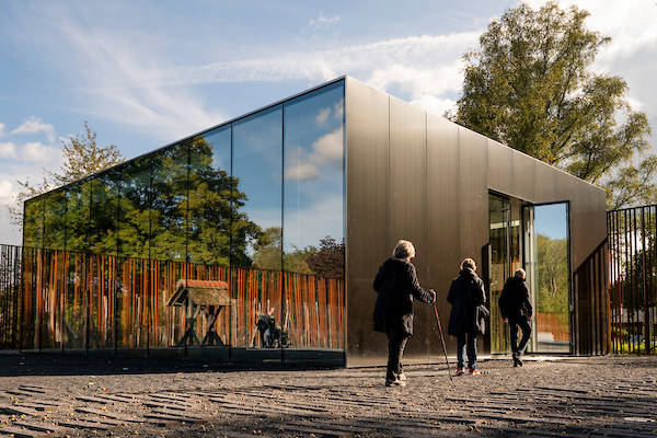 Nationaal Monument Kamp Amersfoort: Mensen lopen naar binnen