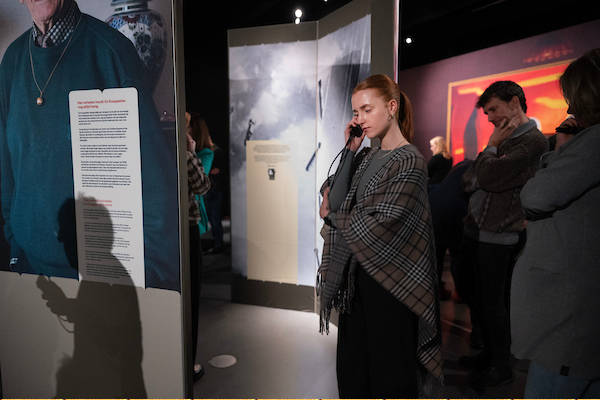 Nationaal Monument Kamp Amersfoort: Vrouw luistert naar de audiotour