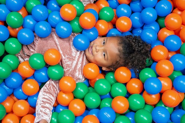 Samen met vrienden en vriendinnen in de ballenbak spelen