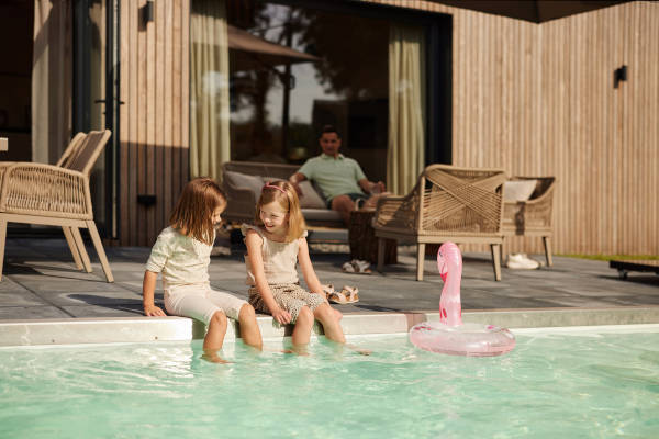 Met de voetjes in het water