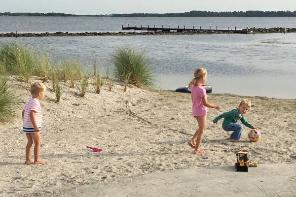 Kinderen spelen op het strand