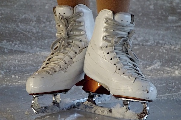 Samen met vrienden en vriendinnen schaatsen