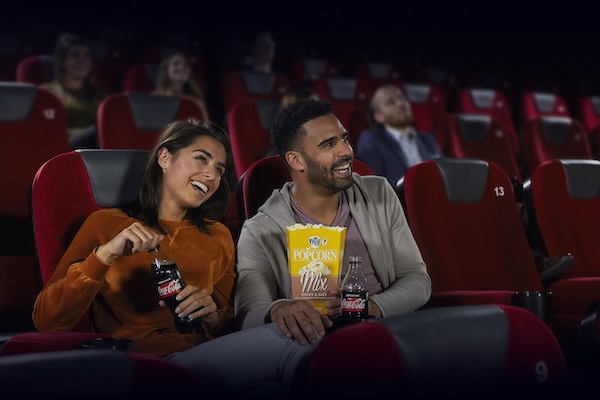 Popcorn eten in de bioscoop tijdens de film