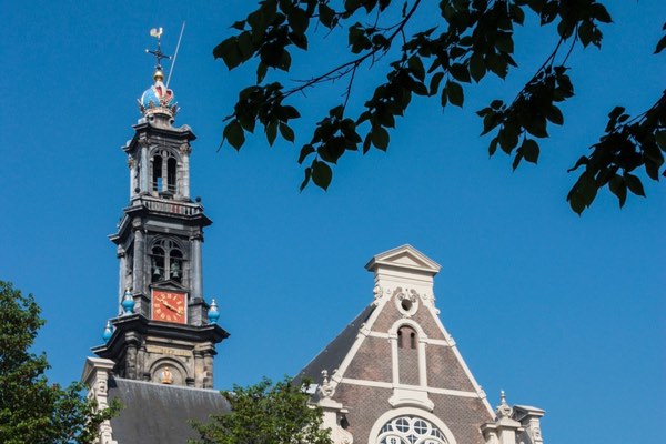 Geniet van de strak blauwe lucht tijdens Escape the City Amsterdam