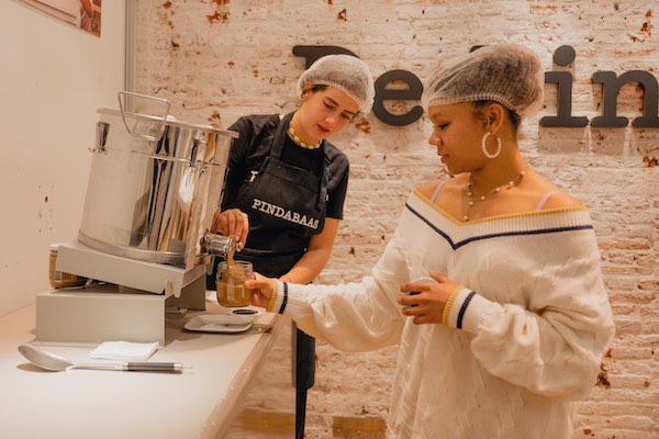 De Pindakaaswinkel Haarlem Pindakaasworkshop: Zelf kan je kiezen wat voor lekkers je in je pindakaas wilt, van caramel tot stroopwafel stukjes