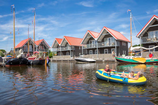 Varen in een bootje door de haven