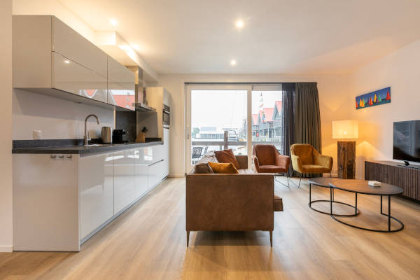 Summio Havenresort Terherne: Woonkamer havenzicht