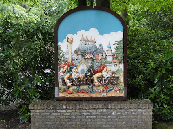 Als je dit bord ziet sta je op het punt het Sprookjesbos van de Efteling te betreden