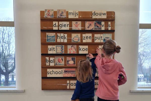Onderwijsmuseum: Woorden bedenken bij de plaatjes