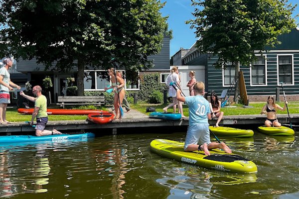 Samen met je vrienden en vriendinnen suppen te midden van het Wormer- en Jisperveld