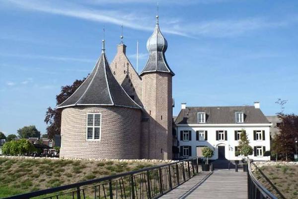 Verblijf in een van de vele hotelkamers en geniet van de sfeer rondom het kasteel