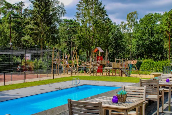 Buitenzwembad en speeltuin