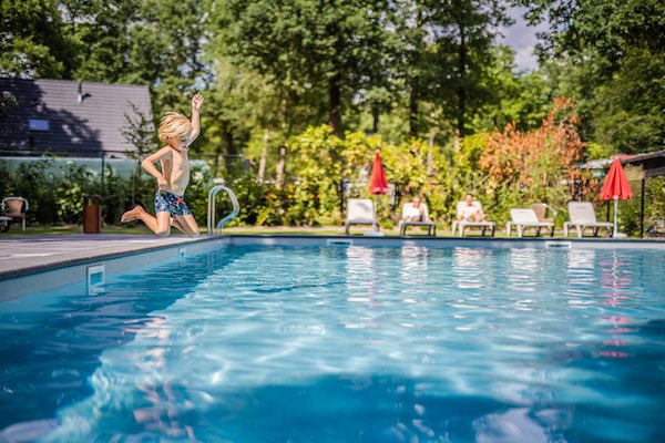 Een grote sprong in het water maken