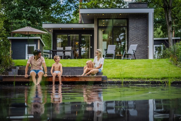 Aan het water genieten van de rust