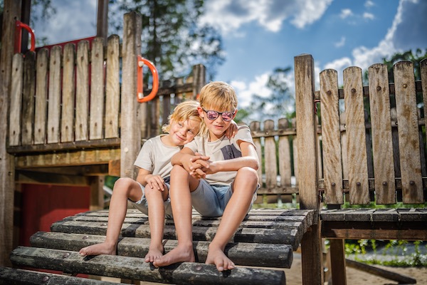 Samen spelen in de speeltuin