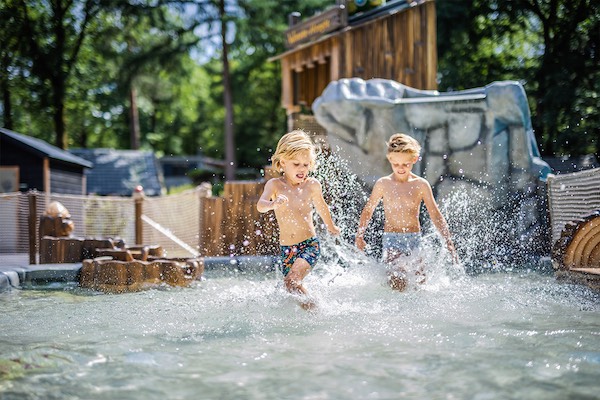 Samen in het water spelen