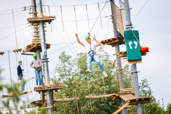 Jongen gaat van de zipline