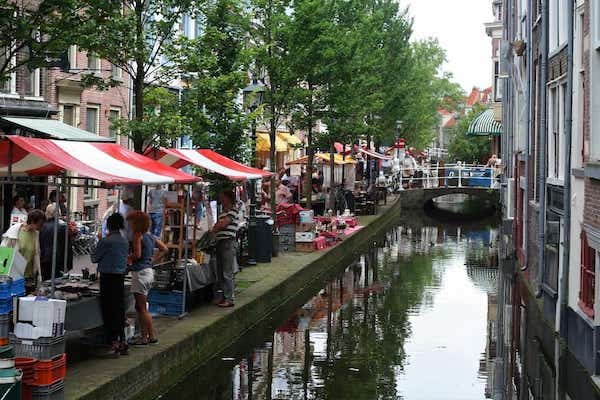 antiek-encuriosamarkt in Delft aan de gracht